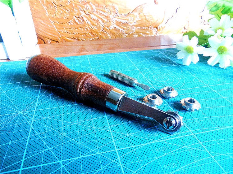 Japanese style spacing wheel scribing device - rhombic cutting distance, auxiliary 4 wheel